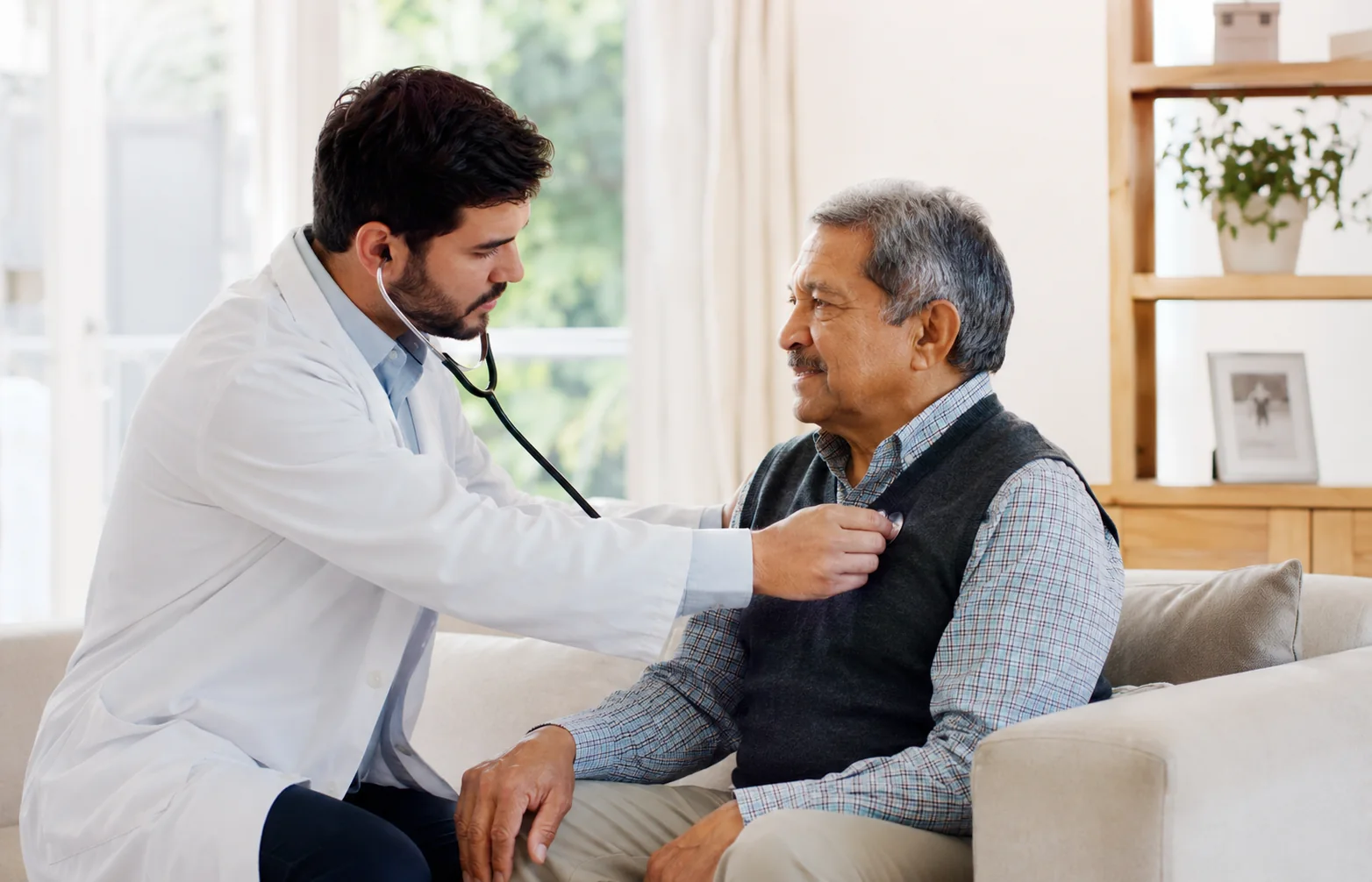Doctor atendiendo adulto mayor a domicilio en Talca
